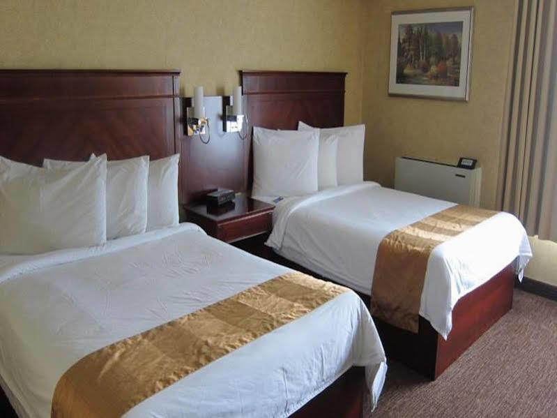 Days Inn By Wyndham Toronto West Mississauga Exteriör bild